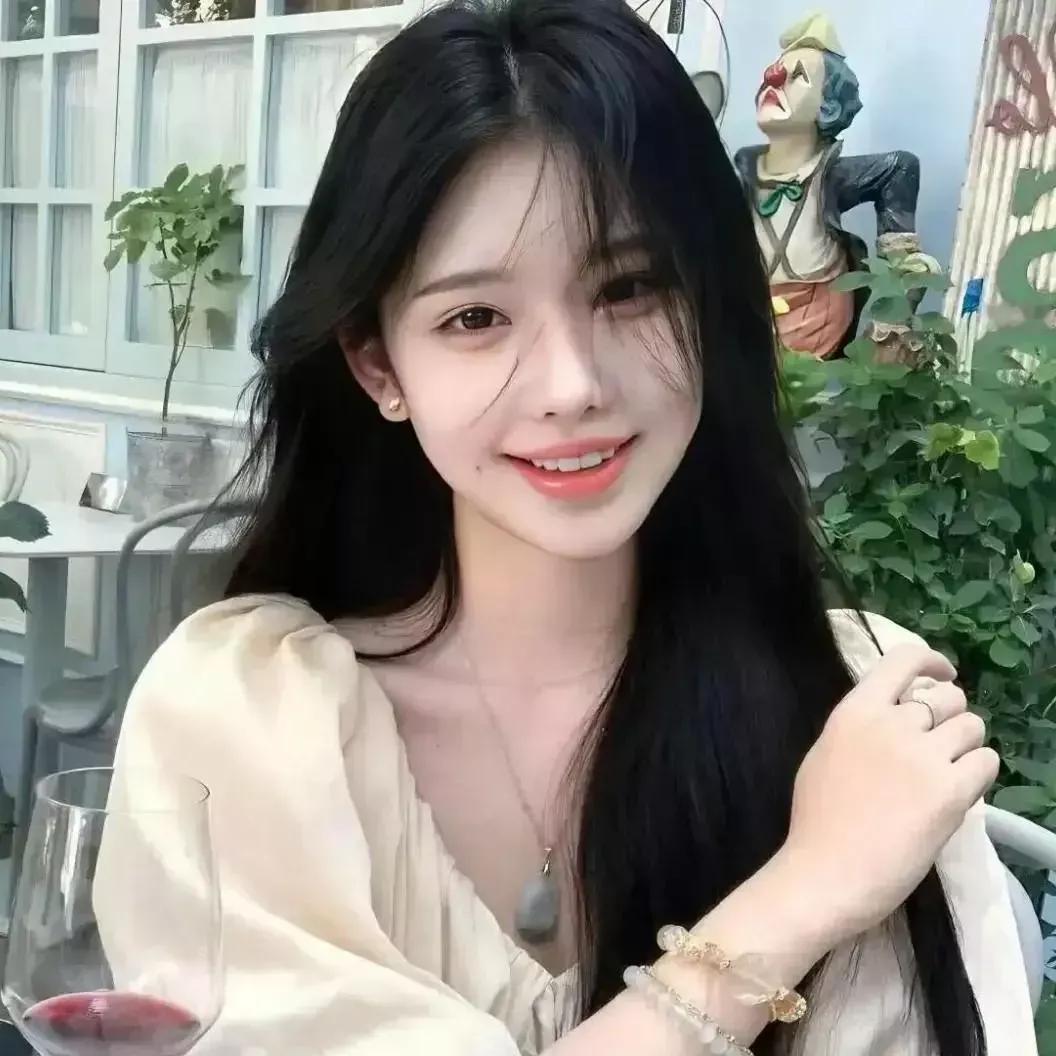 在浪漫的户外咖啡馆，与红酒相伴的美好时光秋日里的咖啡馆 秋日氛围咖啡馆 咖啡馆 