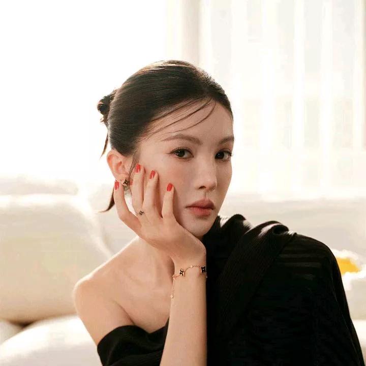 优雅的黑丝长裙，红指甲，精致的妆容，复古氛围。