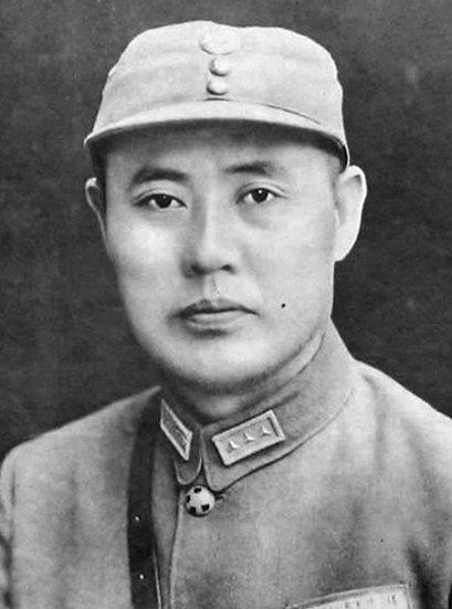 1949年1月的北平，25万国民党军队开始有序撤出城外，和平解放的希望显得触手可