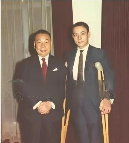 1970年， 蒋经国 和拄拐的长子 蒋孝文 的合影，蒋孝文拄拐不是因为他受伤，而