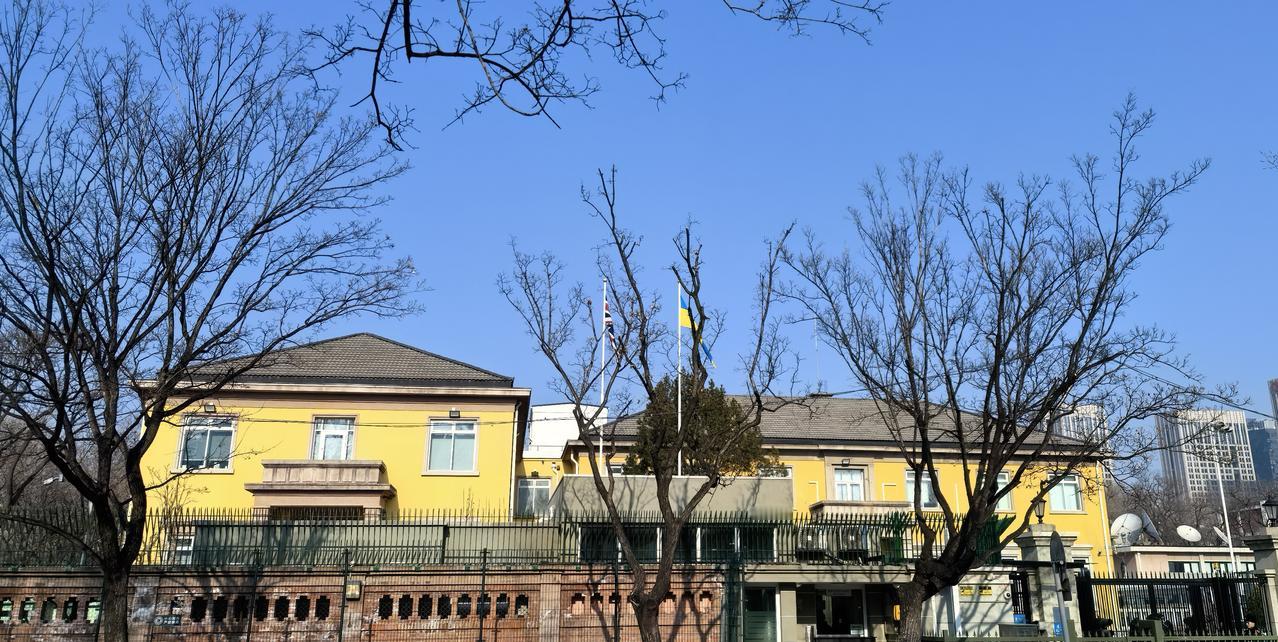 在北京的使馆区有这样一座建筑物，建筑物的正前方并排竖立着两个旗杆，旗杆上分别悬挂