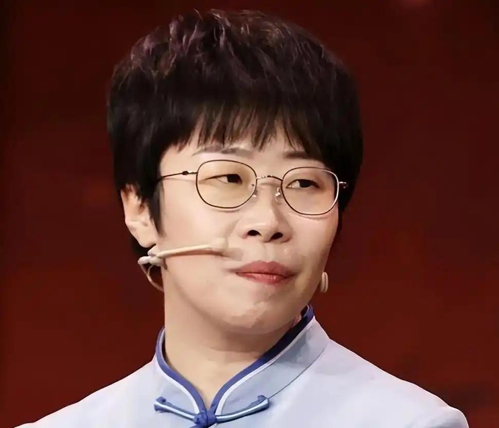 你敢信吗？前阵子还在诗词大会上温温柔柔讲唐诗宋词的蒙曼，就因为聊了几句清朝，直接
