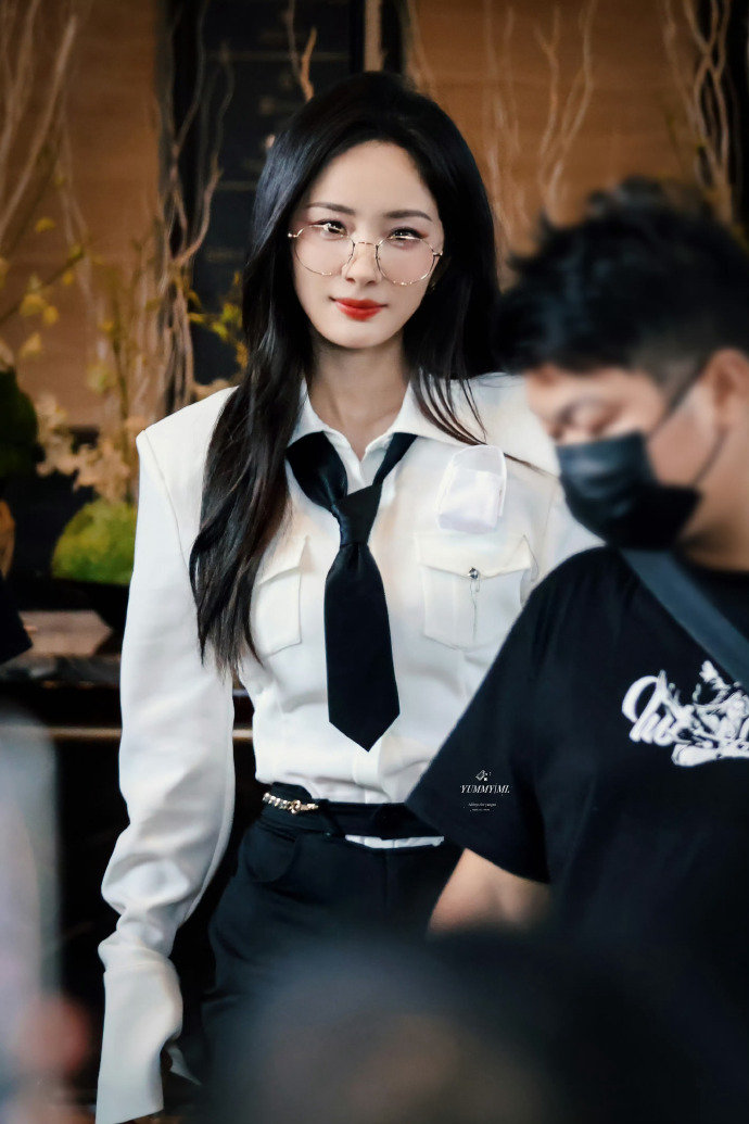 #杨幂黑长直学姐感# 最美的老公姐[舔屏] 她尊嘟好美啊！什么风格都能轻松拿捏！