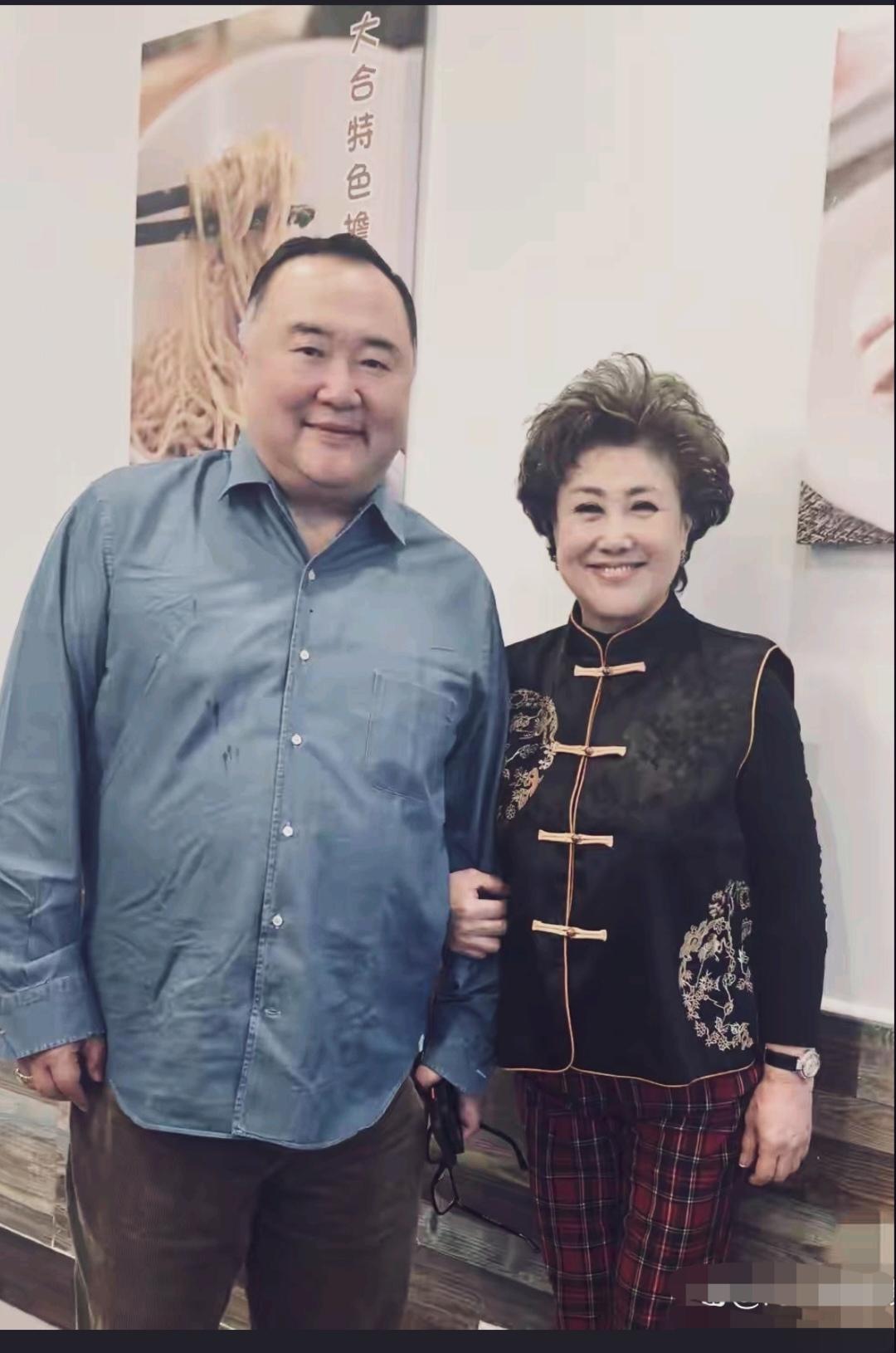 杨澜老公吴征体态臃肿，两鬓斑白。才60岁吧，看着像位老人家。身边的女士也不像她老