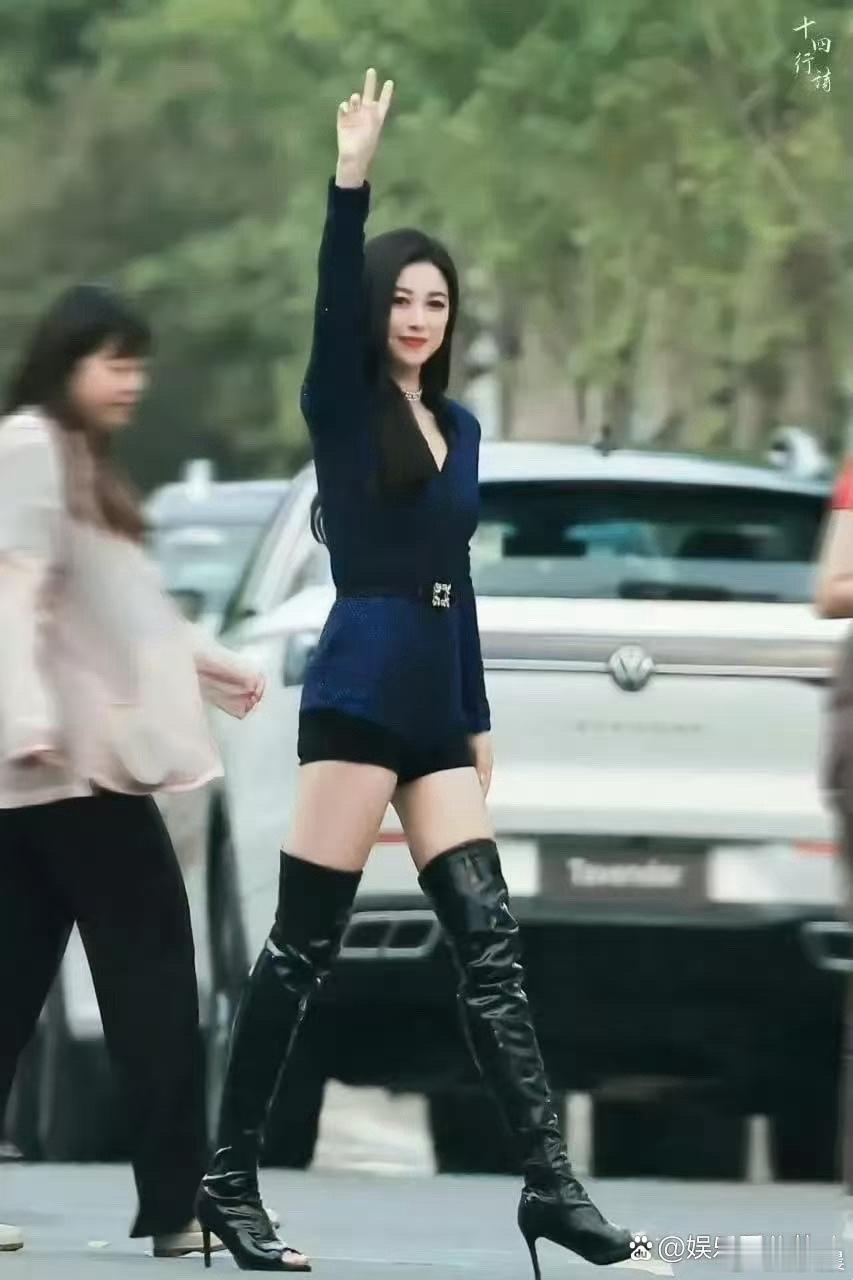 朱珠这双鞋子太吸睛！造型独特到让人眼前一亮，果然是第一次见，时尚脑洞太绝～ ​​