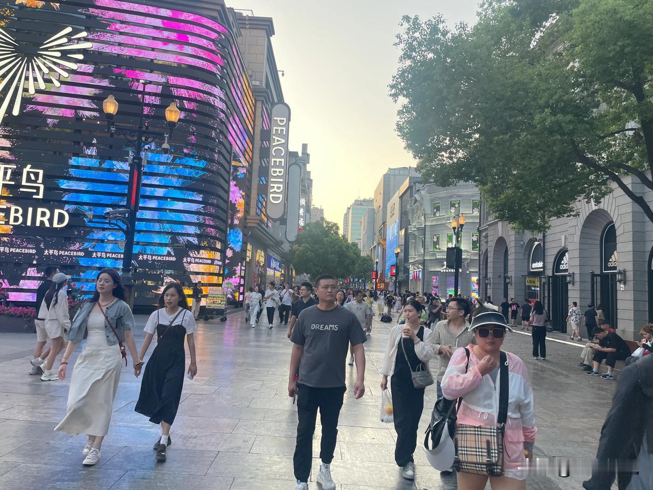 江汉路步行街，活力四射！