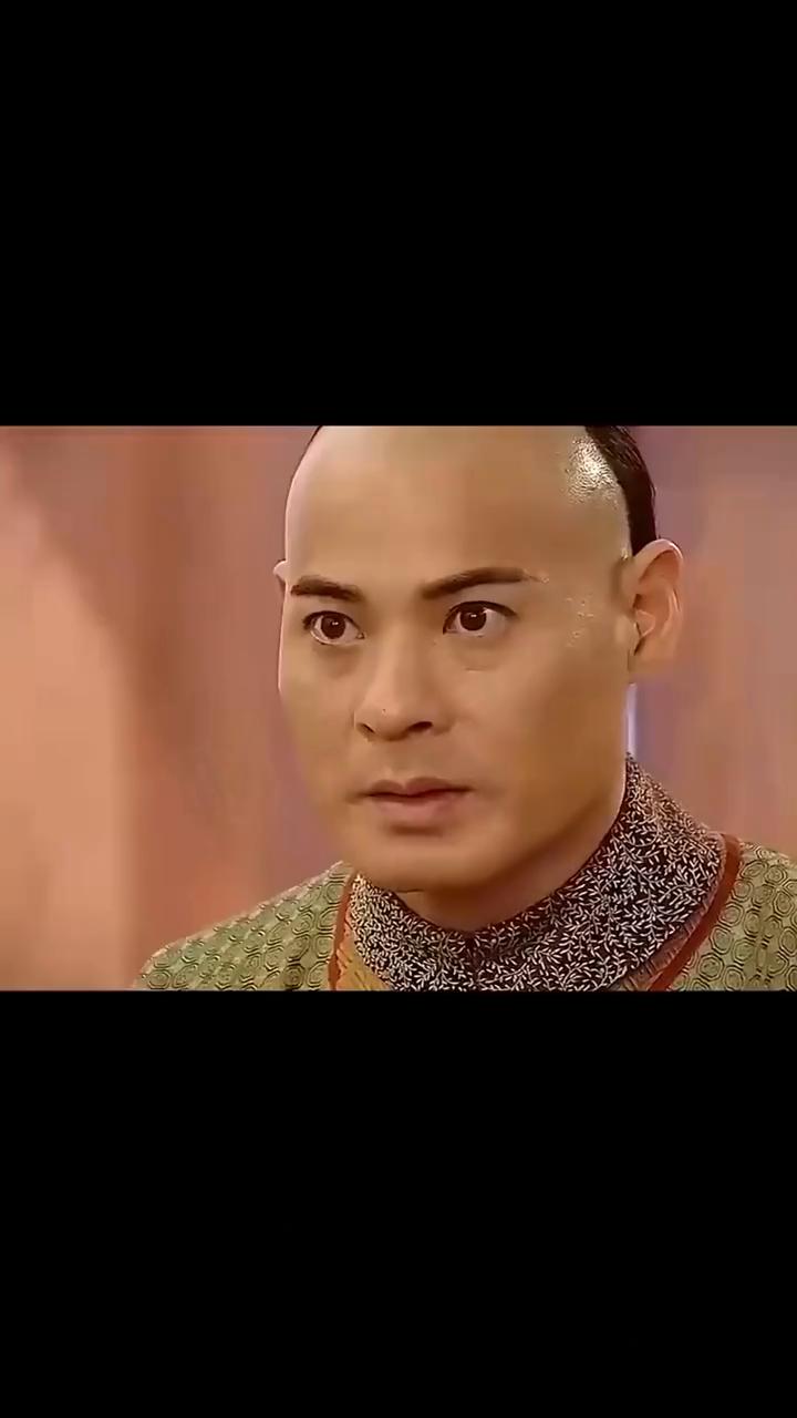 这个厨师为了刺杀眼前这个将军，竟将一把匕首藏在了叫花鸡身上。就在他准备拿出匕首时