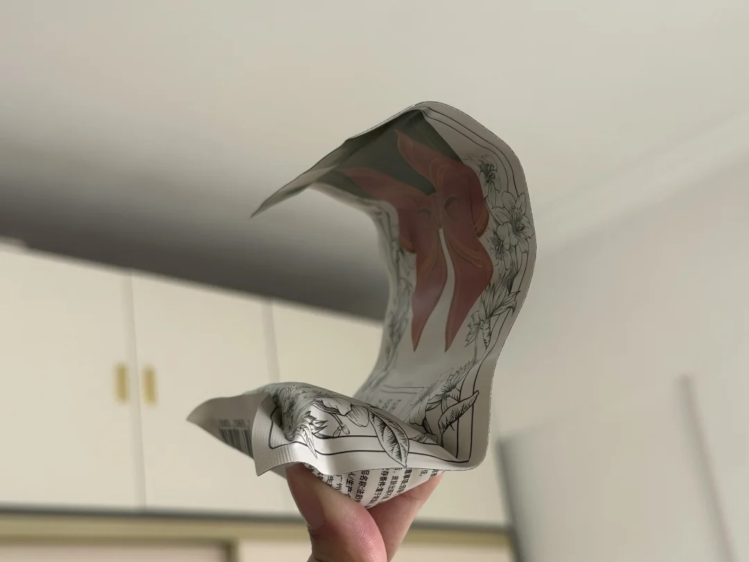 鬼面膜 第二天从垃圾桶翻出来拍照