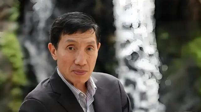 “中国拿什么挑战美国？人均收入只有人家的8%！”就是这位中国经济领域专家黄亚生，