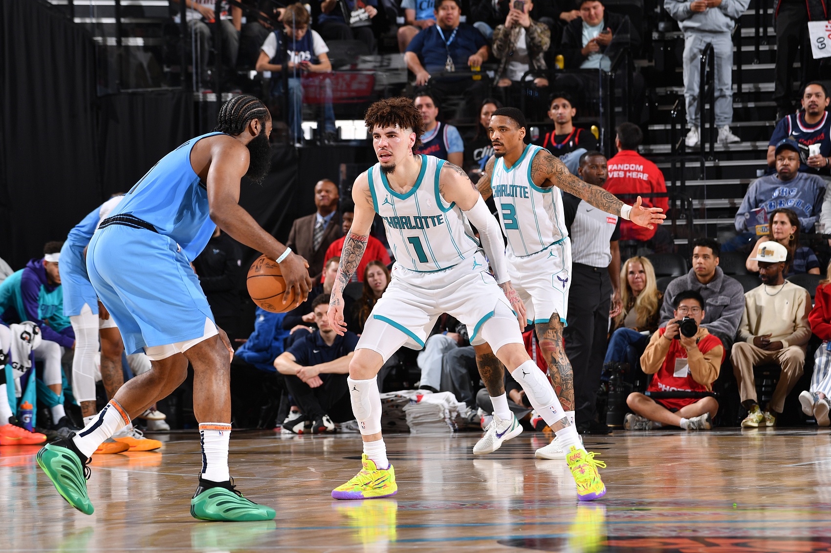 美记：各队管理层都在密切关注哈登、莫兰特、杨、三球、加兰