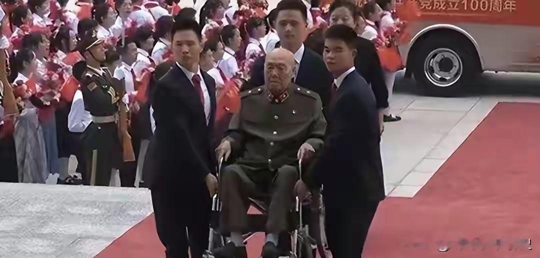 2021年授勋，中央下令将王占山抬进人民大会堂，有何特殊身份？

护士掀开白布，