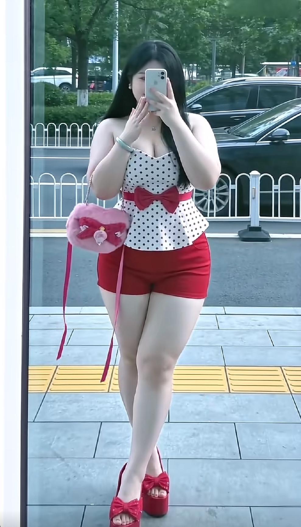 苗条和微胖的身材哪个更迷人 微胖女生 街拍