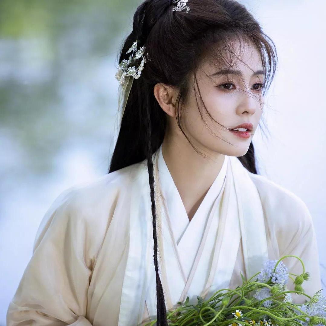 “白鹿演李清照”这条热搜挂了整整一天，热度居高不下，可没过多久官方辟谣消息流出：