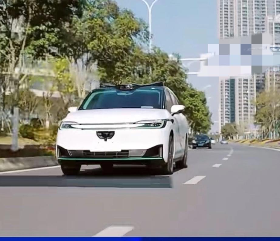 冬日生活打卡季青岛市高新区火炬路小桔充电停车场内停放的车辆是萝卜快跑无人驾驶车辆