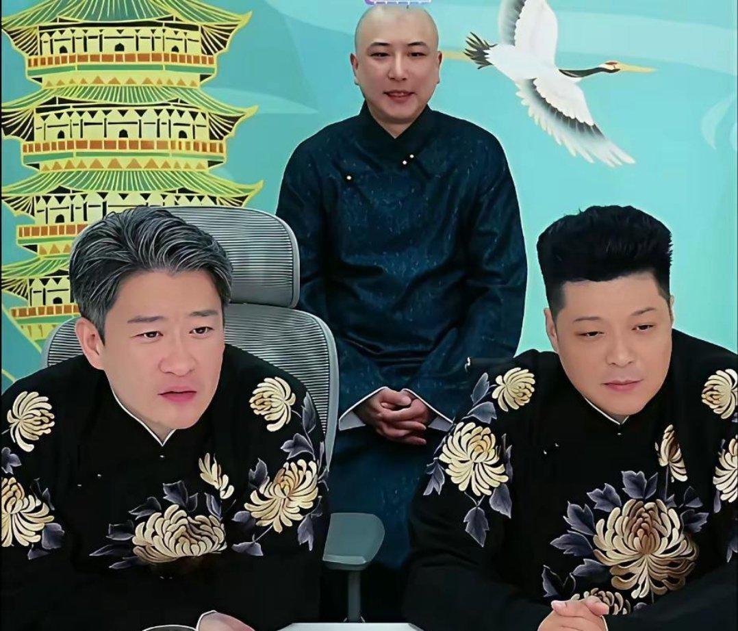 曹云金这张笑脸，一睁眼就欠六万六！

听云轩百来号人，月固定开销近两百万。线下卖