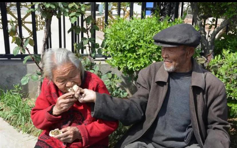 今天无意间看到几组照片，突然想到头条里有个“感情中相濡以沫的瞬间”，这不就是我们