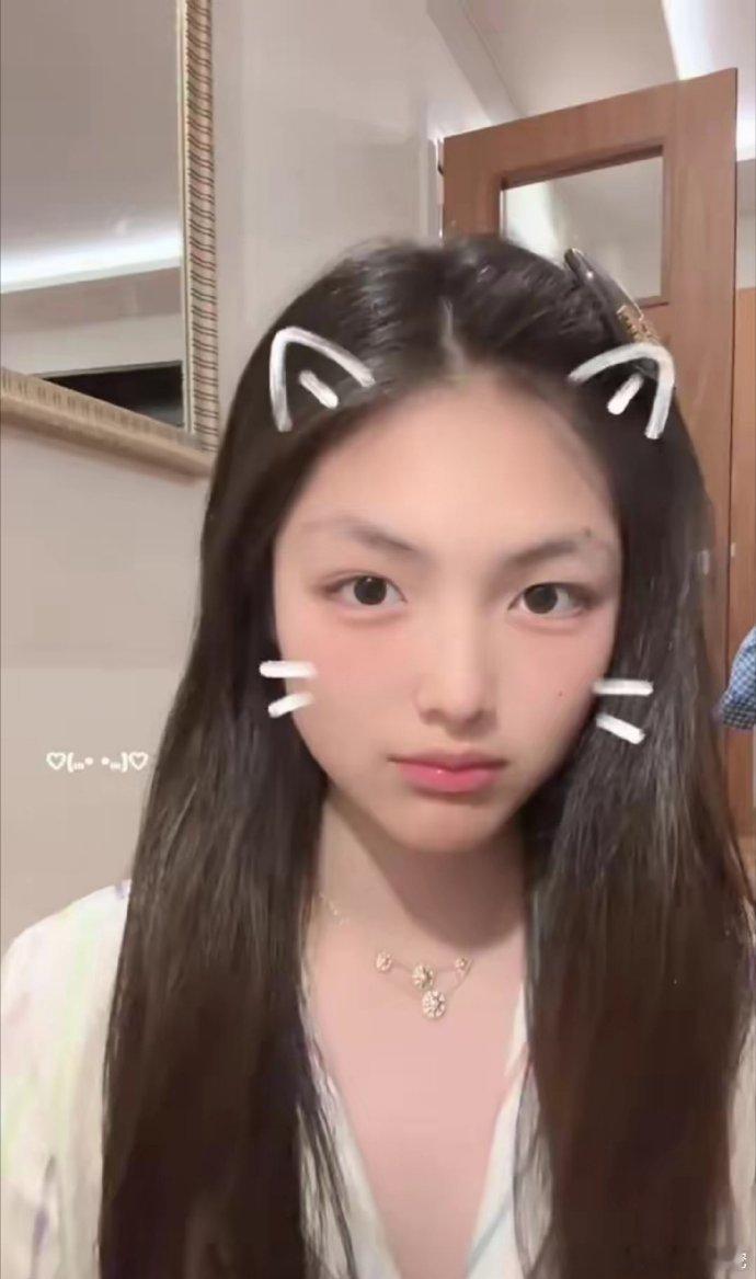 王诗龄自拍引热议，评论区秒变“闺蜜招聘会”，网友纷纷毛遂自荐，场面欢乐非凡！ ​