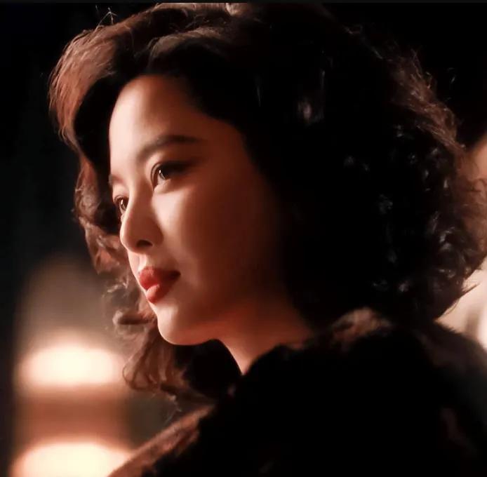 王家卫镜头下的辛芷蕾，美艳动人，锐利智慧，简直是风情万种的代言人，一颦一笑都散发