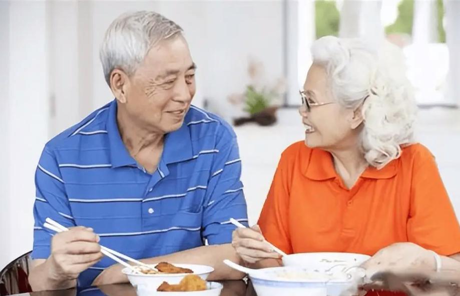 晚饭七分饱被推翻了？医生调查：过了56岁，吃饭尽量要做到这5点
家里长辈总念叨“