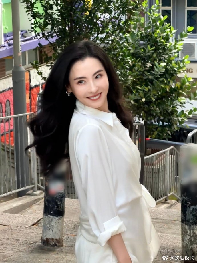 张柏芝晒plog告别三月张柏芝晒儿子打排球张柏芝发plog收尾三月，照片里的她状