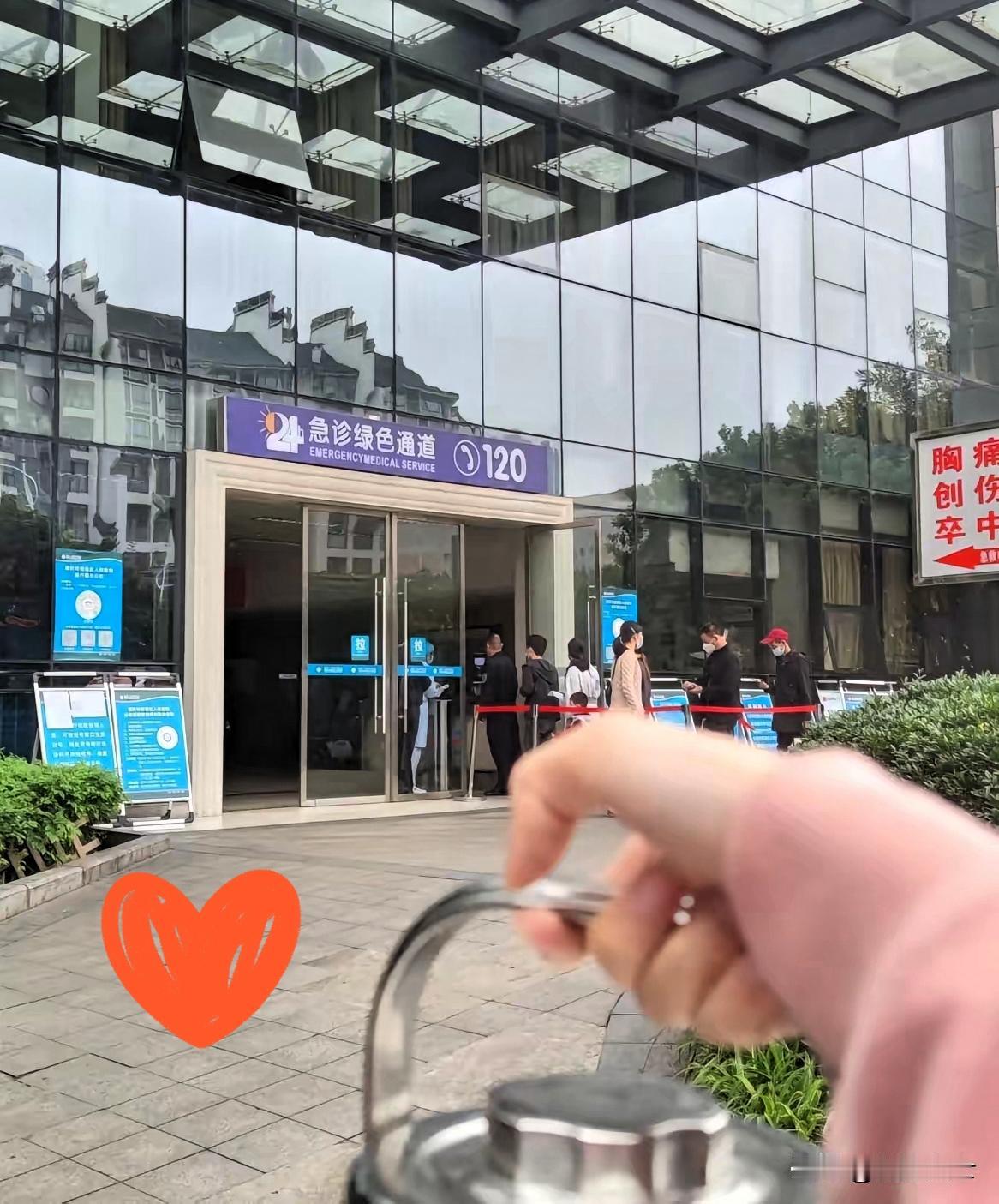 这才是最动人的人情循环！当年姑姑卖牛凑的学费，早就悄悄种出了今日的报恩果。
 