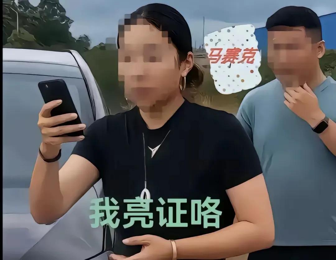 通报说，防城港亮证女亮的执法证是她`丈夫黎某的。黎某，是防城港上思县某镇消防救援