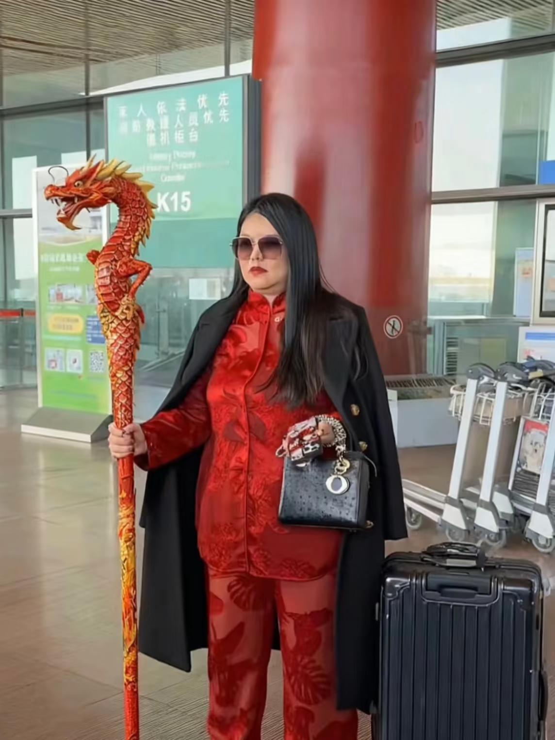 李湘机场照被恶搞疯传！
竟被P上金色拐杖调侃“老佛爷”，
精修图和生图的反差更成
