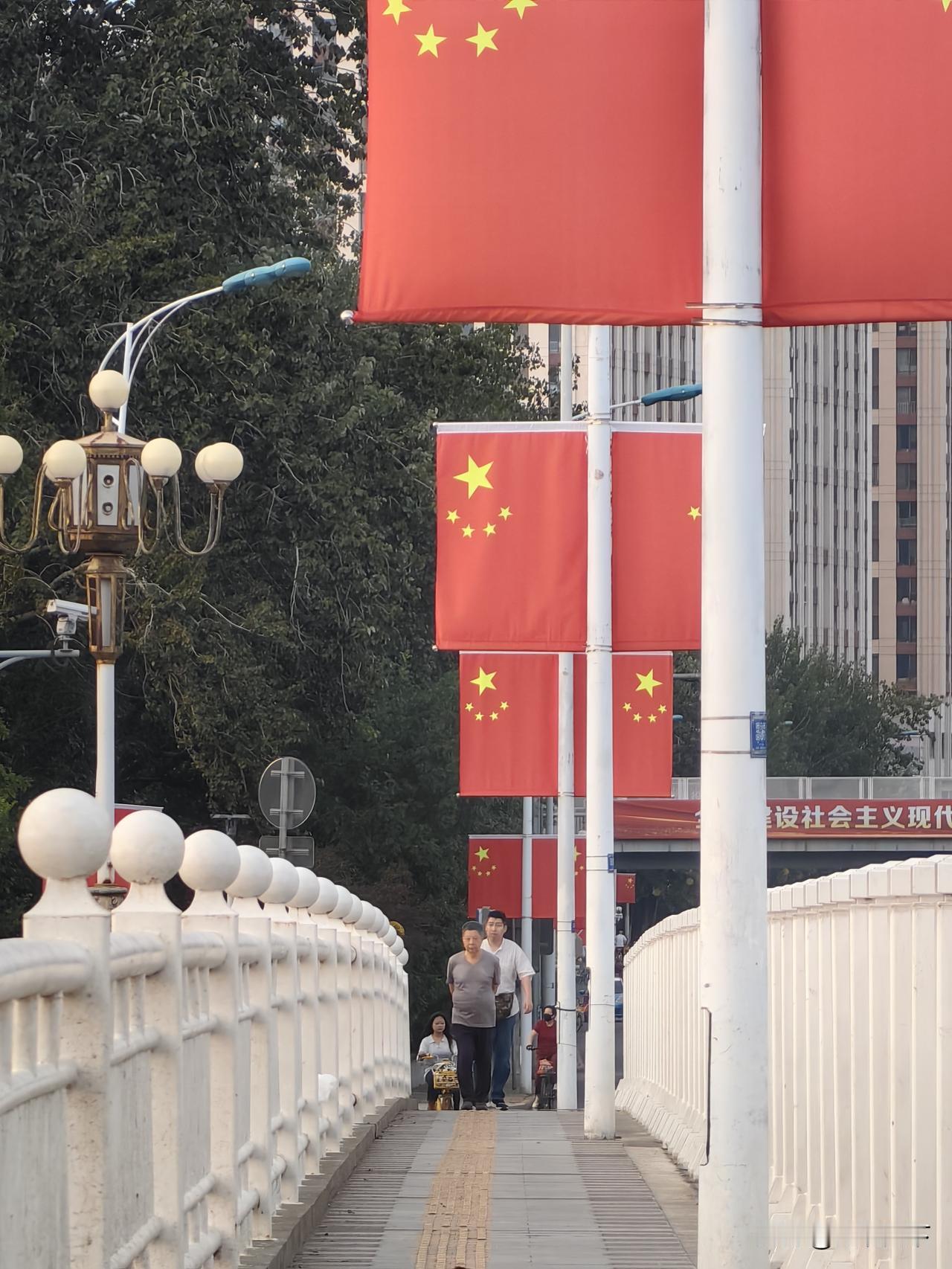国庆来了，国旗这样拍才更有意义。你说是不？