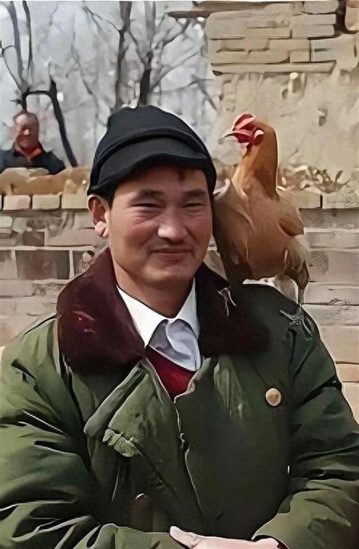 2011年，穿军大衣的朱之文凭《滚滚长江东逝水》走红，成了家喻户晓的草根歌手，截