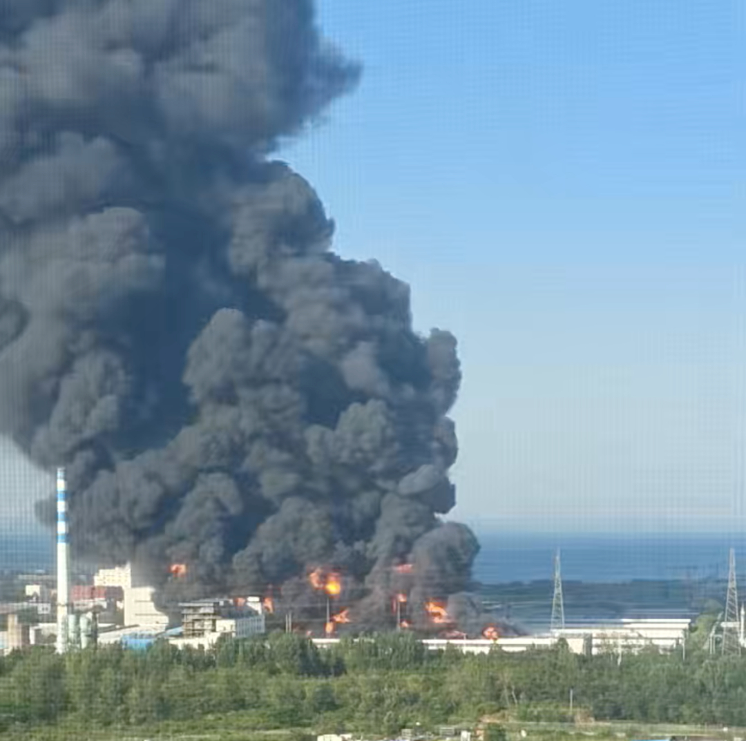 【山东青岛一仓库起火 正全力扑救】今天（8月2日）17时许，山东青岛黄岛区七星河