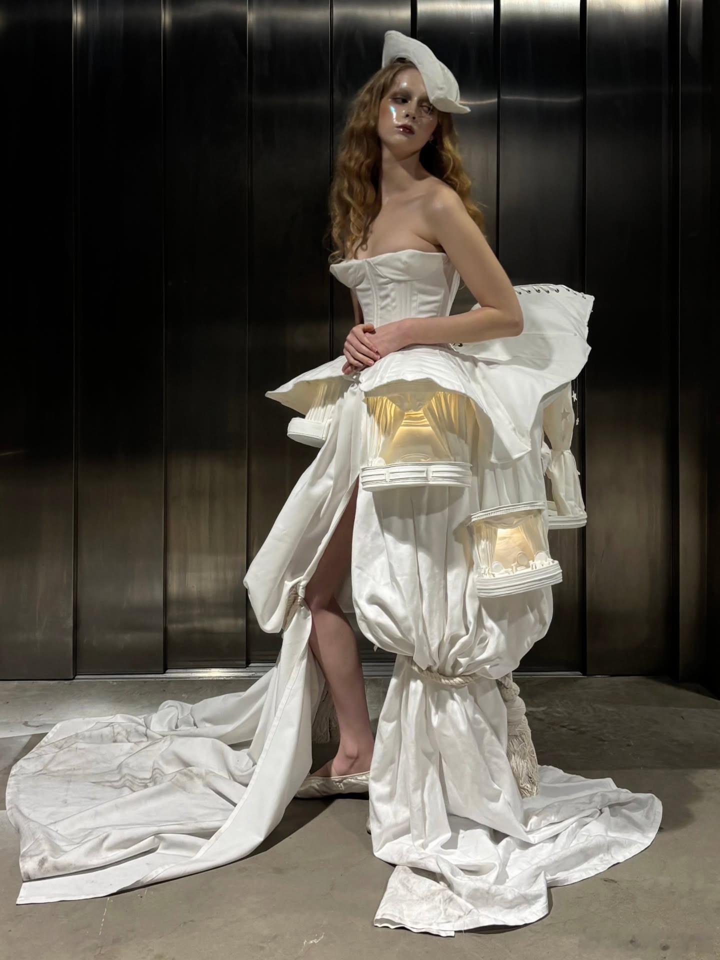 新一季中央圣马丁服装设计专业学生的“白秀”服装设计