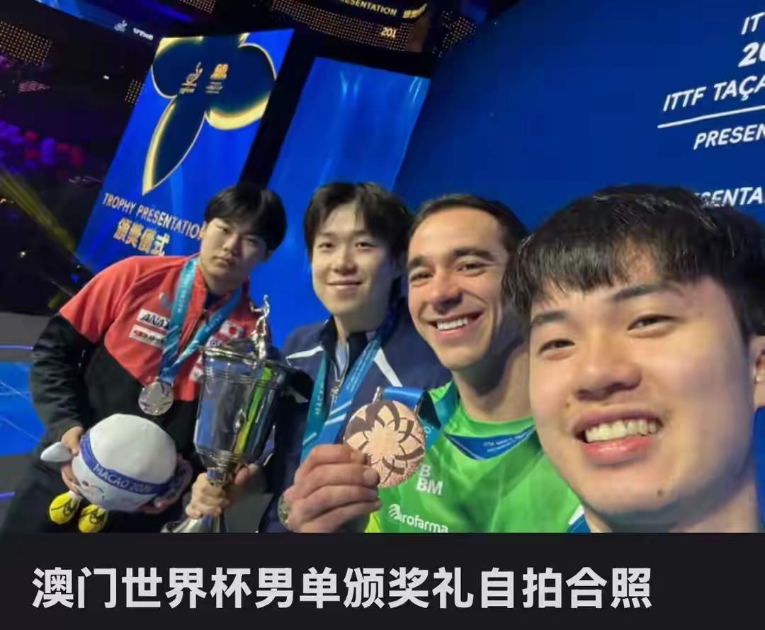 这个合影中的松岛辉空，不仅离头哥远远的，把不开心写满了脸上，一副输不起的样子！