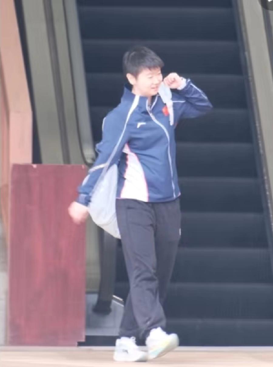 孙颖莎这步伐，妥妥小呀嘛小儿郎
 
我们莎莎也太可爱了吧！
背着熟悉的老单肩包，