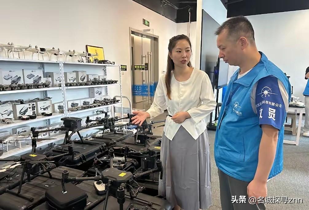 太有头脑了！武汉一位90后女生为了“赚大钱”，灵机一动选择去修无人机，这一修就是