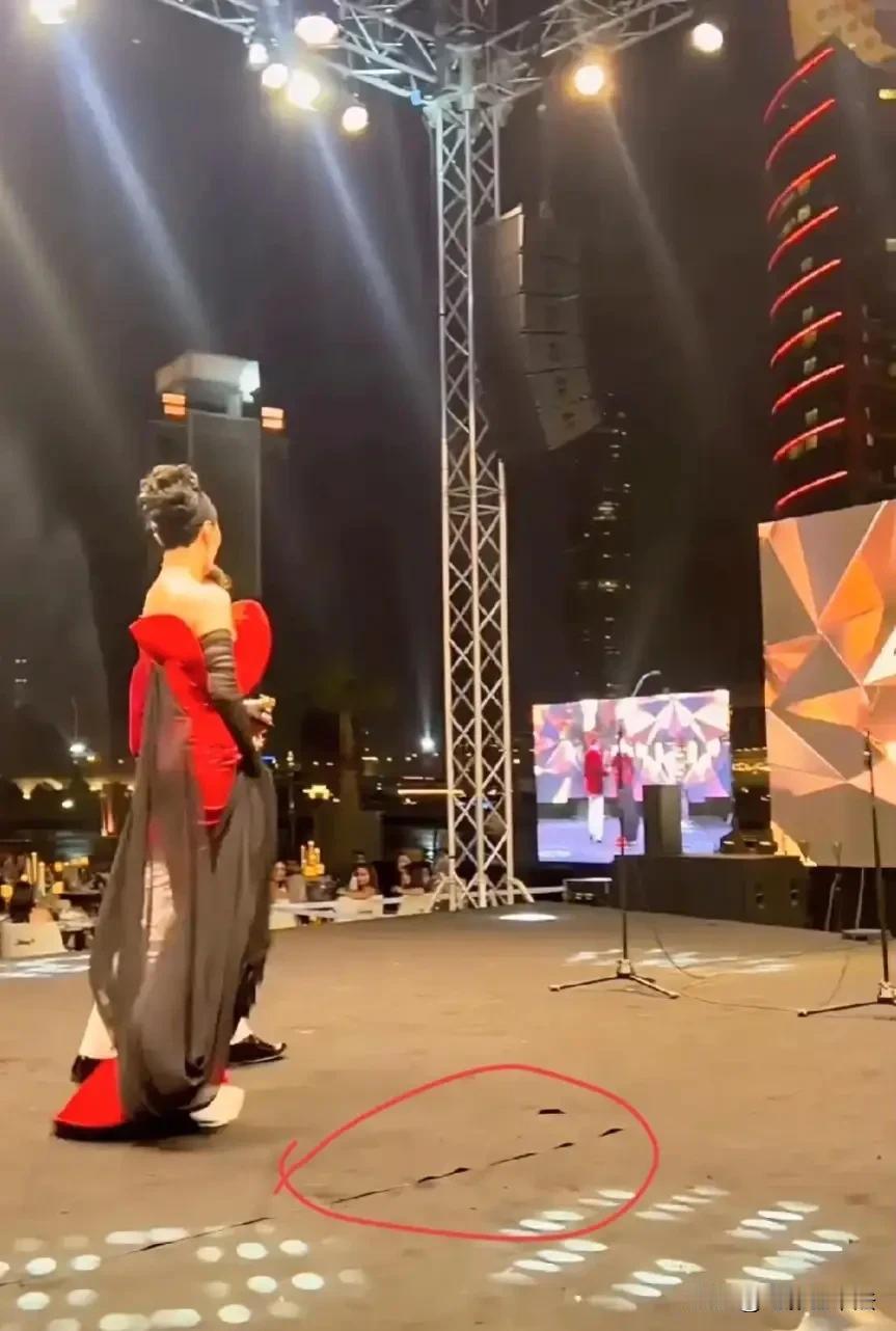 她怎么沦落成这样了？

没有艳光四射的高定礼服，没有咔擦咔擦的闪光灯，没有前后左