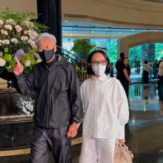 你不得不服施南生，今天在她的追思会上，余安安和周润发离婚几十年了，居然是第一次同