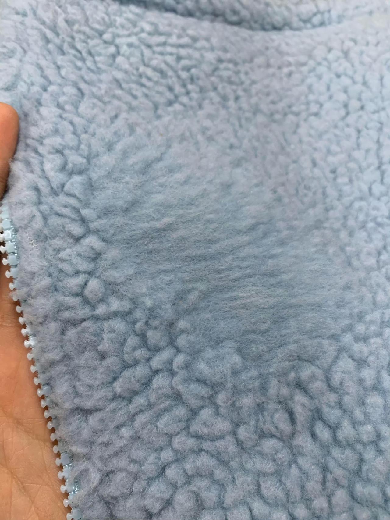 摇粒绒原来真的是摇出来的！摇粒绒这个听起来像烘焙甜点的名字，其实是登山者的秘密武