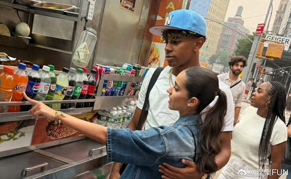 亚马尔决赛前与女友游纽约亚马尔这心态是真松弛，世界杯决赛前还有空陪女友逛纽约时代