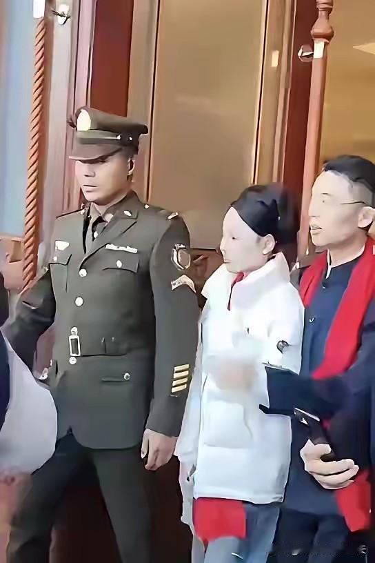 乍一看，“军统”现身？

网红结个婚怎么能让“军统”镇场子呢？“军统”时代，兵凶