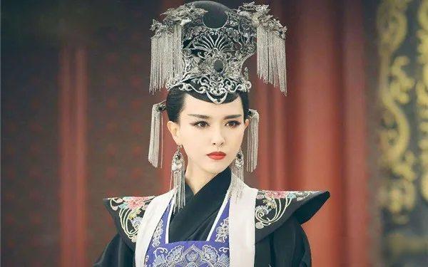 公元465年，平城皇宫深秋。文成帝刚走，二十三岁的寡妇冯氏一头扑进火堆。按北魏旧