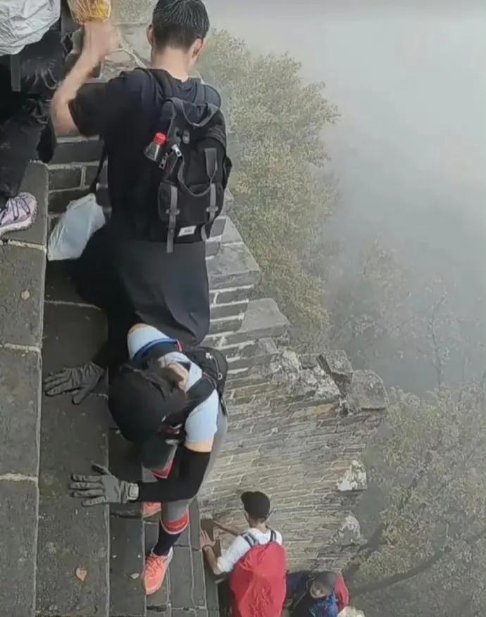 看到别人发的爬长城的照片，不知道真假，我没爬过长城，你们不要骗我！来个爬过的跟我