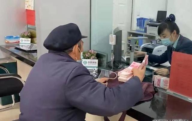 中老人应急钱怎么存？
       中老年人存应急钱，得考虑灵活性和安全性。活期