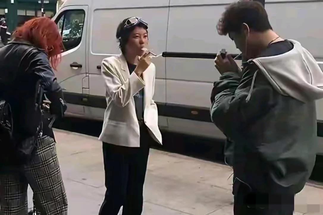 哇塞，没想到王菲的两个女儿都吸烟：窦靖童这喷云吐雾的架势一看就太娴熟，俨然一个小