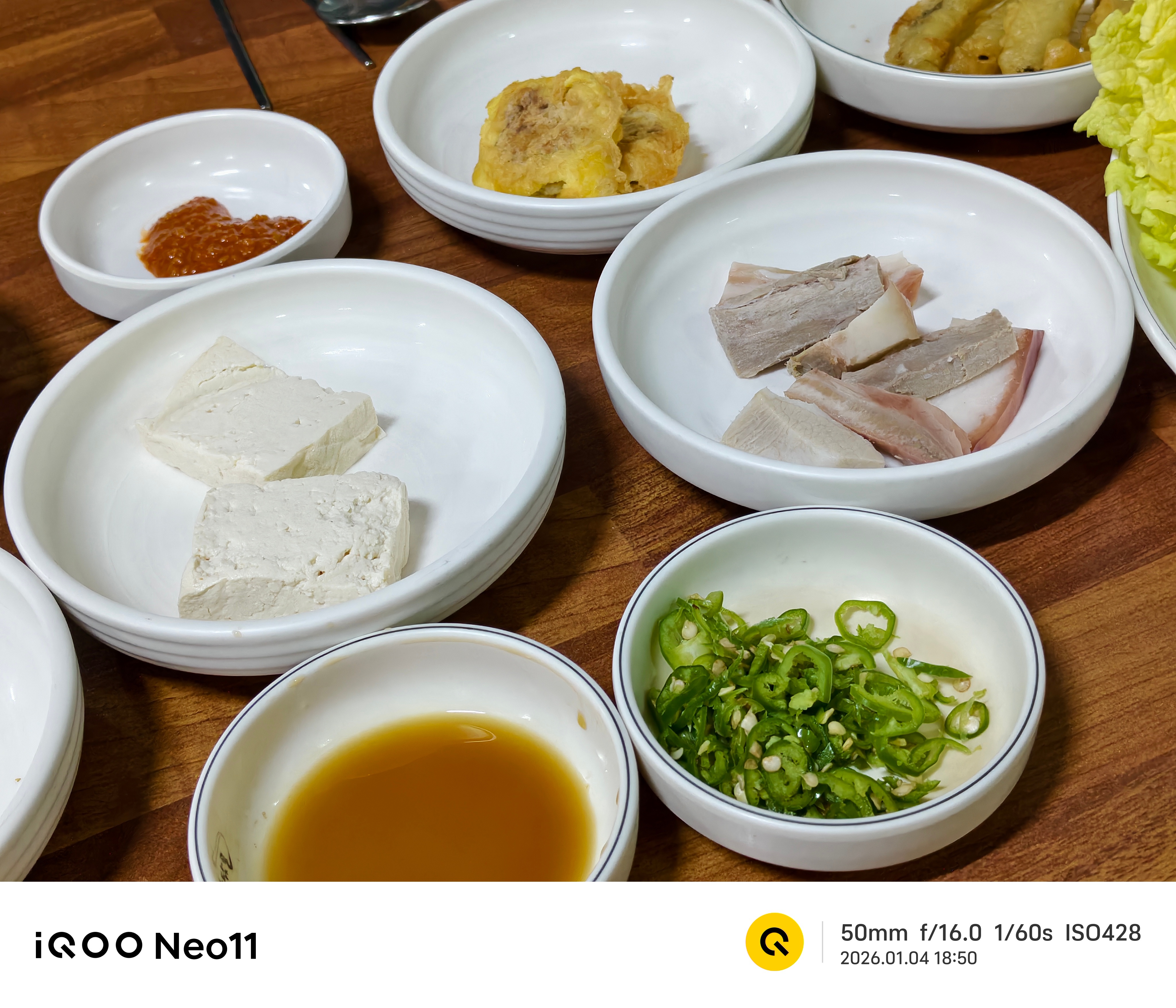 数了一下，今天晚上吃的菜就有12个这还是前菜，也就是说是免费的等会看一下我们的主