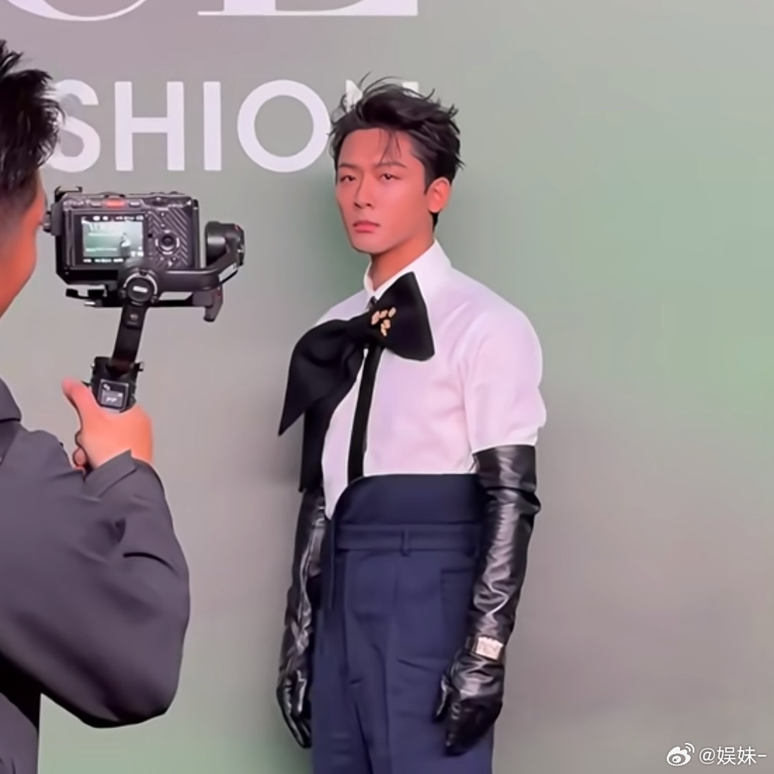 张晚意第一次VOGUE红毯为什么张晚意的眼神充满戒备哈哈哈 ​​​