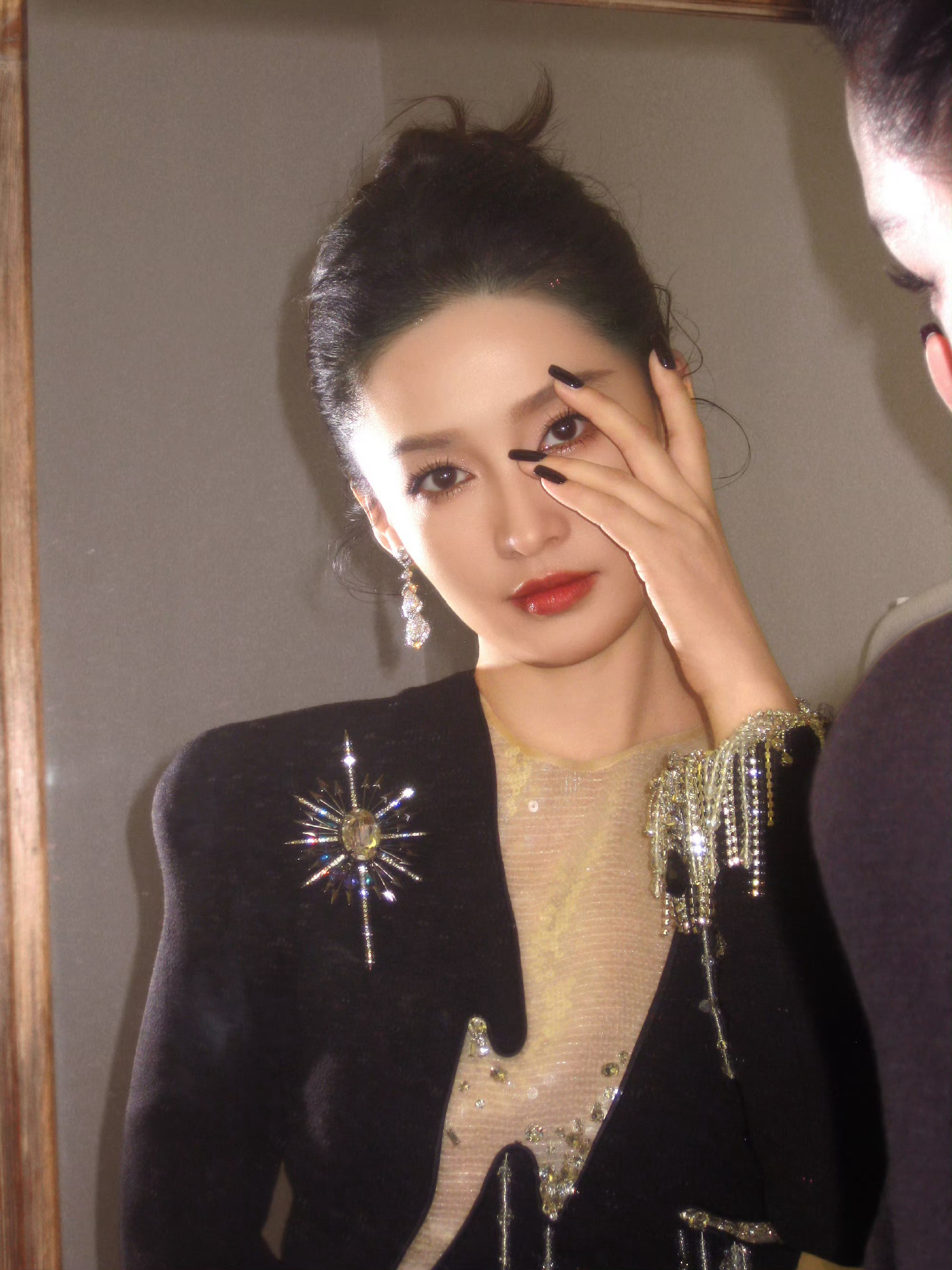 哈哈哈哈疑似晒美甲的新方式，好美啊李沁[送花花] ​​​