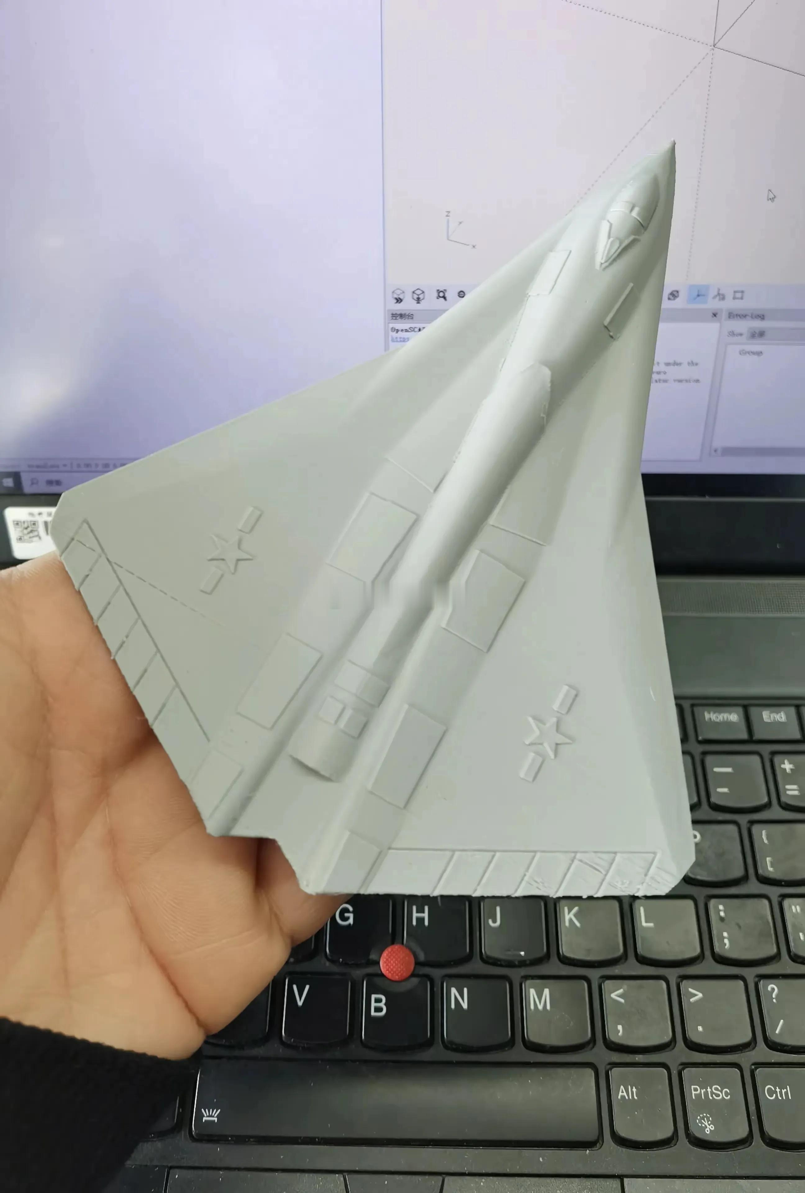 明确的讲：歼36是世界上首架强电战机！具有强大定向能武器系统的战机！  1.  