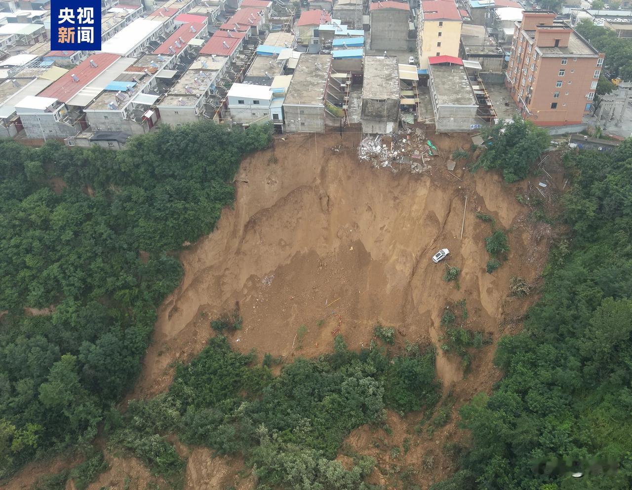 陕西一处临崖居民区突然塌方，一栋居民楼被全部掩埋，一辆汽车落下山坡，目前有1人失