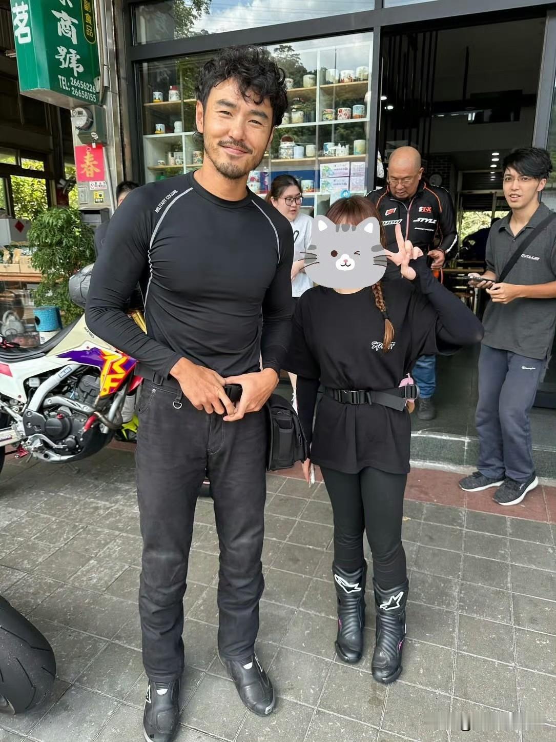 有网友发文偶遇阮经天，大家一看照片都惊呆了。

照片中的阮经天完完全全像个新疆人