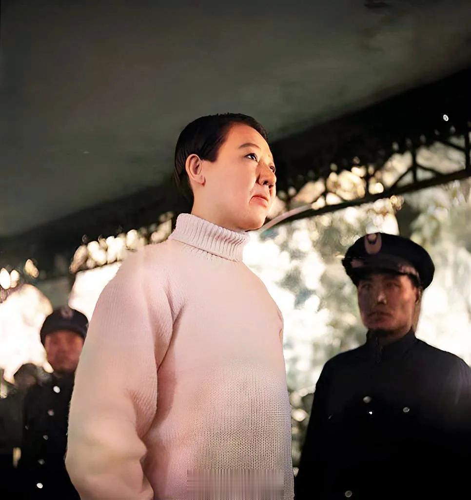 1947年10月13日，北平。金碧辉（川岛芳子）在北平高等法院接受审判，她依旧穿